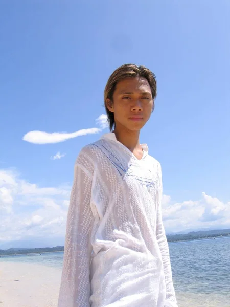 Ung Asiatisk Man Står Stranden Med Blå Himmel — Stockfoto