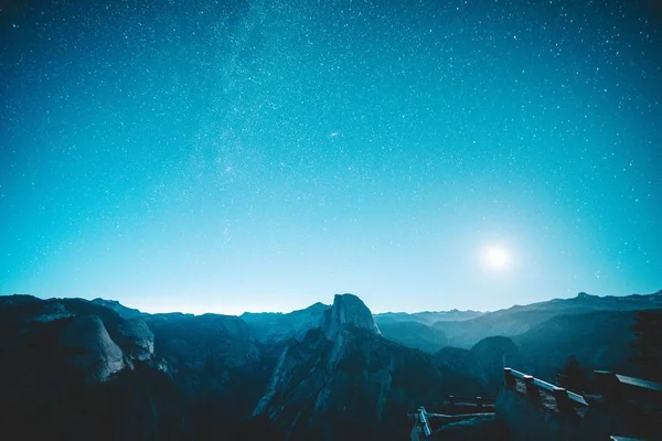 Una Hermosa Toma Montañas Escarpadas Rocosas Bajo Impresionante Cielo Estrellado —  Fotos de Stock