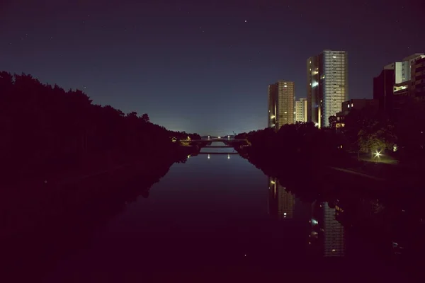 Vacker Bild Kanal Mitten Träd Och Byggnader Stad Klar Mörkblå — Stockfoto