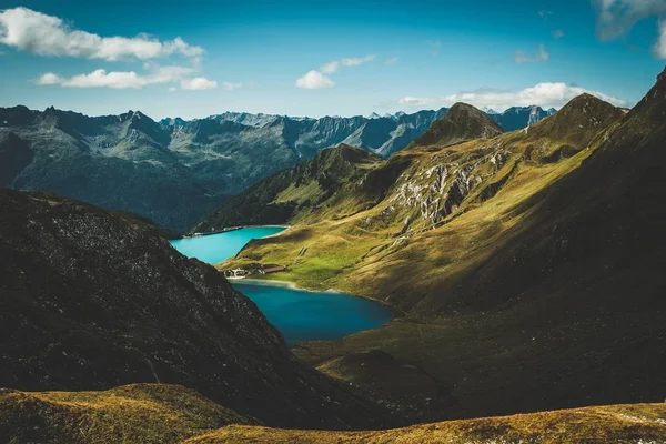 Uma Vista Aérea Corpo Água Entre Montanhas Lago Ritom Ticino — Fotografia de Stock