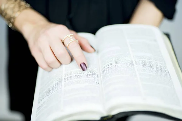 Eine Selektive Nahaufnahme Einer Person Die Ein Buch Liest — Stockfoto