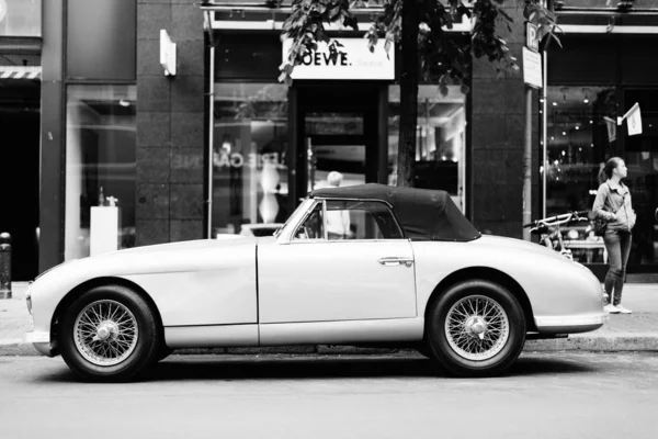 Tiro Cerca Coche Viejo Estacionado Cerca Acera Blanco Negro — Foto de Stock