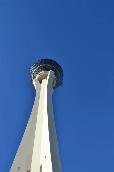 Low Angle Shot Stratosphere Hotel Las Vegas Background Beautiful Blue — Stock Photo, Image