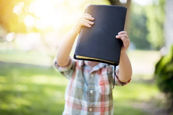 Tiro Seletivo Foco Uma Pessoa Que Prende Caderno Preto — Fotografia de Stock