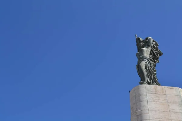 Tiro Ângulo Baixo Estátua Liberdade Monumento Bandeira Sob Céu Azul — Fotografia de Stock