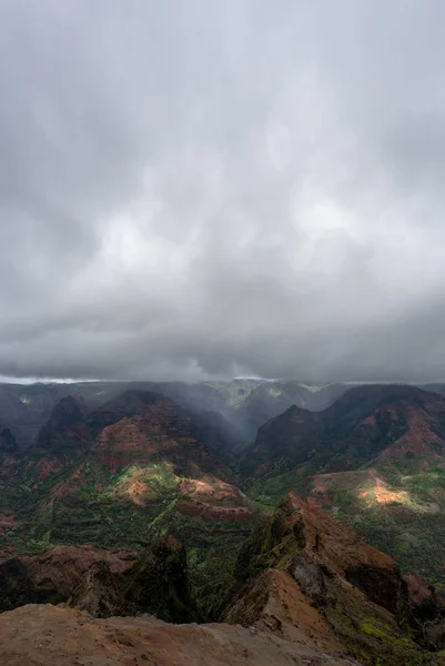 우울한 안개가 자욱한 언덕의 아름다운 — 스톡 사진