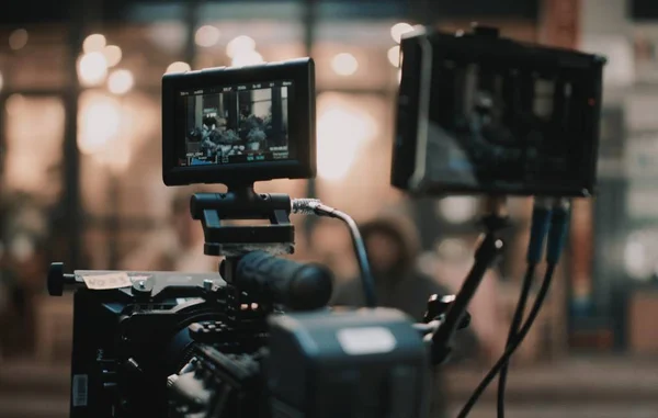 Selectieve opname van een zwarte camera op een statief — Stockfoto