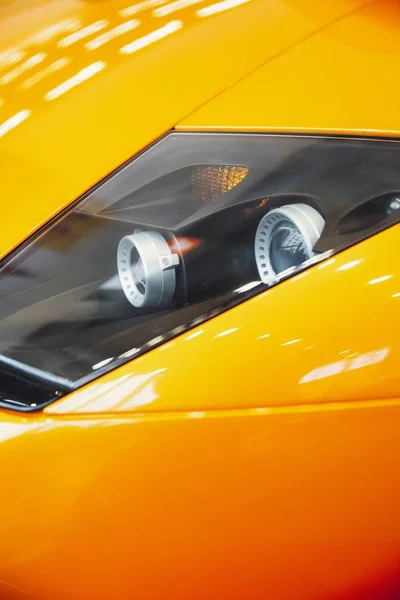 Uno Scatto Ravvicinato Verticale Faro Arancione Auto Sportive — Foto Stock