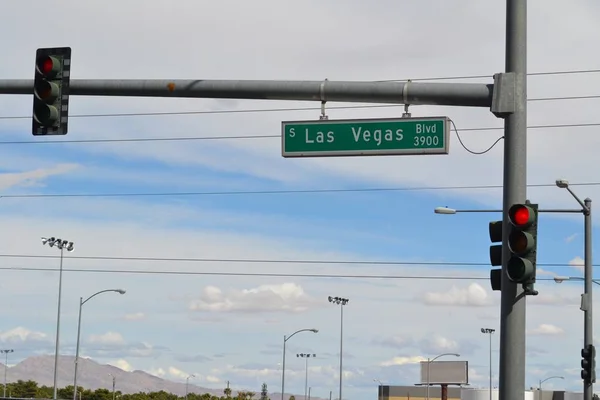 Een Horizontaal Shot Van Las Vegas Boulevard Bord Met Straatverlichting — Stockfoto