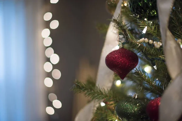 Eine Selektive Nahaufnahme Eines Roten Weihnachtsbaumschmucks Der Einem Ast Hängt — Stockfoto