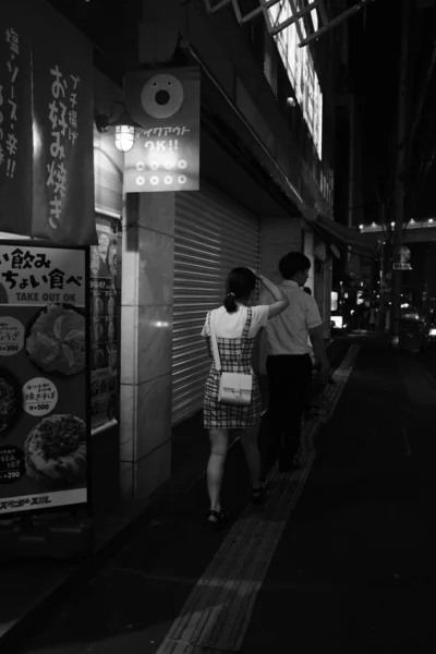 Una mujer caminando con un hombre — Foto de Stock