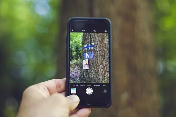 Uma Foto Perto Uma Pessoa Tirando Uma Foto Com Seu — Fotografia de Stock