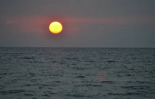 Hermoso Plano Del Mar Bajo Cielo Atardecer — Foto de Stock