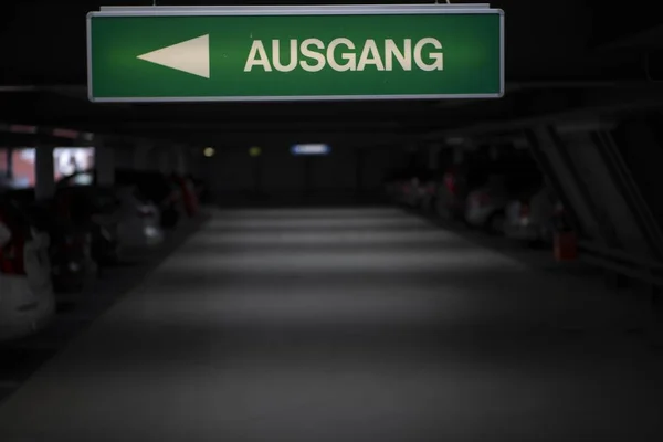 Closeup Shot Exit Sign Parking Lot Lot Parked Cars — Stock Photo, Image