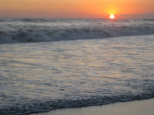 Hermosa amplia toma de olas marinas durante el atardecer — Foto de Stock