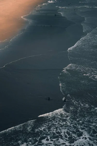 Hermosa toma de una playa de arena con olas increíbles en un día soleado — Foto de Stock