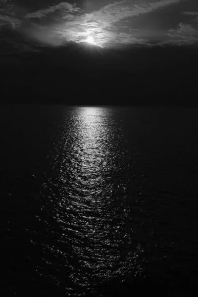 Greyscale Shot Sunset Reflection Sun Rays Ocean — Stock Photo, Image