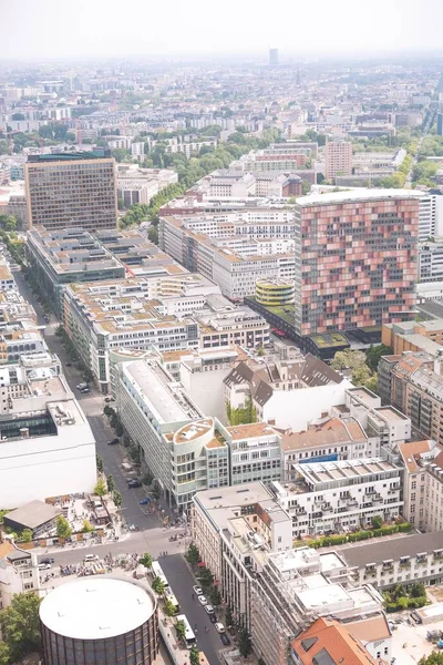 Een Verticale Foto Van Stadsgebouwen Een Bewolkte Dag — Stockfoto