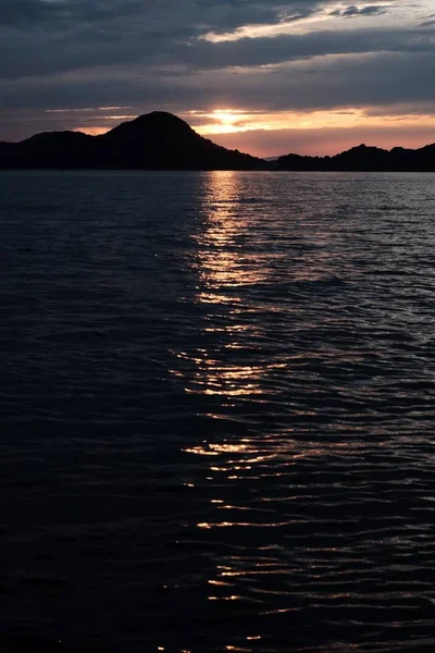 Uma Bela Foto Oceano Com Reflexo Sol Durante Pôr Sol — Fotografia de Stock