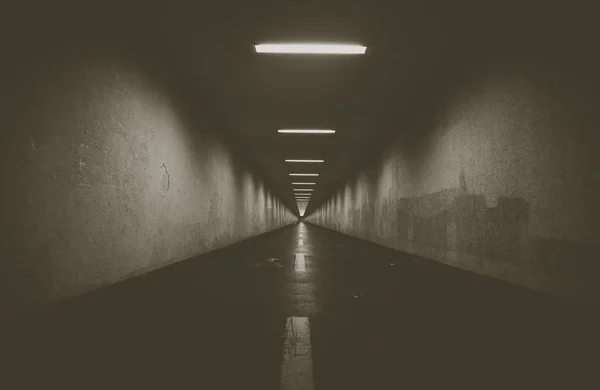 Işıklar ile boş bir dar yolun göz seviyesi atış — Stok fotoğraf