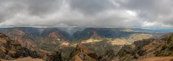 Plano Panorámico Hermosas Montañas Rocosas Colinas Bajo Sombrío Cielo Nublado —  Fotos de Stock