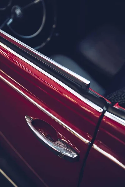 Primer Plano Una Puerta Roja Del Coche Con Fondo Borroso — Foto de Stock