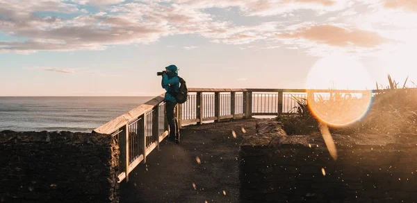 Beau Cliché Touriste Prenant Des Photos Avec Caméra Debout Sur — Photo