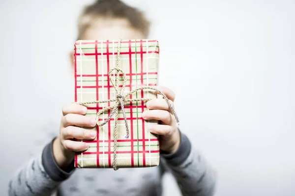 Eine Selektive Nahaufnahme Einer Person Mit Einer Verpackten Geschenkschachtel — Stockfoto