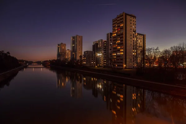 白天在蓝天下在城市建筑附近美丽的水拍摄 — 图库照片