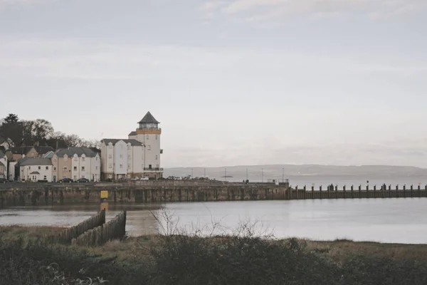 Beau Cliché Une Mer Près Des Bâtiments Ville Avec Ciel — Photo