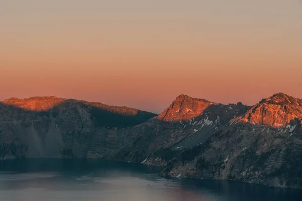 Hermoso Lago Entre Montañas Rocosas Durante Puesta Del Sol Haciendo — Foto de Stock