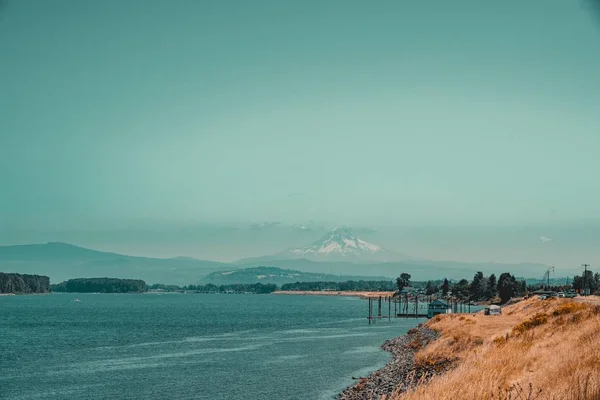 Kıyıdan Dağdan Alınan Büyük Bir Gölün Güzel Bir Fotoğrafı — Stok fotoğraf