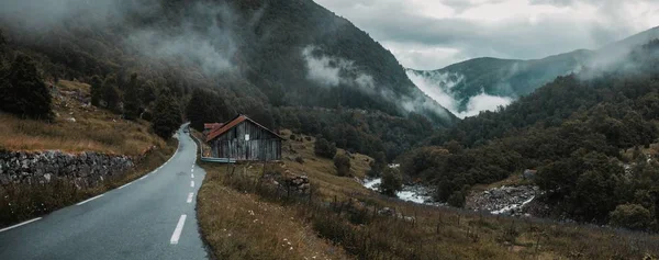 Vue Horizontale Une Cabane Bois Par Une Étroite Route Asphaltée — Photo