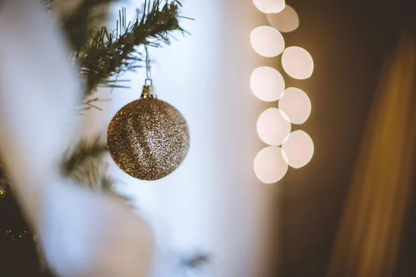 Primer Plano Selectivo Adorno Árbol Navidad Oro Colgado Una Rama —  Fotos de Stock