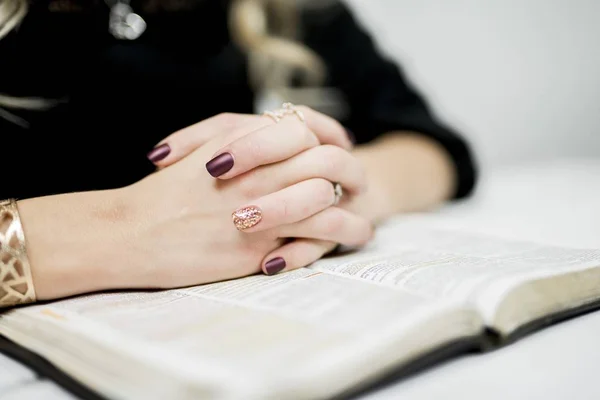 Açık Bir Kitapta Halkaları Ile Bir Kadının Sıkıca Bağlı Parmakları — Stok fotoğraf
