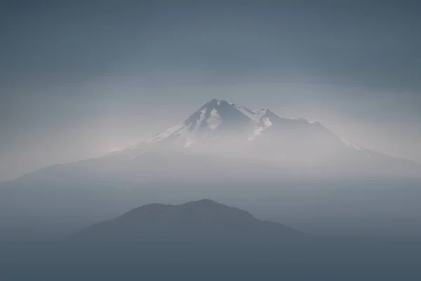 Beau Cliché Une Montagne Rocheuse Couverte Neige Entourée Brouillard Naturel — Photo