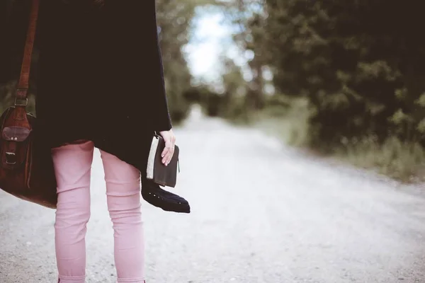 Siyah Ceket Giyen Bir Kadın Bir Yolda Duran Kalın Dizüstü — Stok fotoğraf