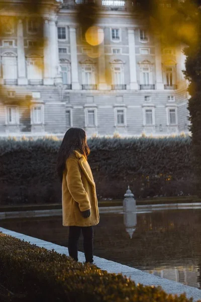 Colpo Selettivo Verticale Una Femmina Che Indossa Cappotto Giallo Piedi — Foto Stock