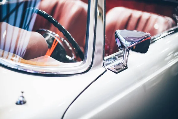 Селективный Крупный План Бокового Зеркала Серого Автомобиля Красным Интерьером — стоковое фото