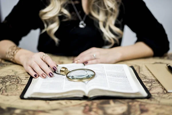 Selective Closeup Shot Person Reading Book Magnifying Glass — Stock Photo, Image