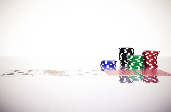 水平拍摄的扑克筹码和在白色背景上打牌 — 图库照片