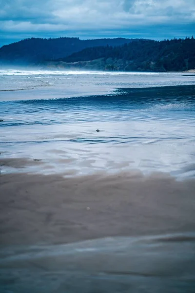 Kasvetli Bulutlu Bir Günde Deniz Dalgaları Tepeler Ile Kumlu Bir — Stok fotoğraf