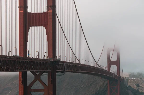 Wybiórczy Strzał Golden Gate Bridge Pokryty Mgłą San Francisco Kalifornia — Zdjęcie stockowe