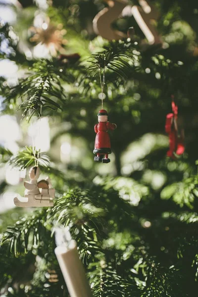 Tiro Seletivo Vertical Ornamentos Figurine Árvore Christmass — Fotografia de Stock