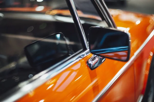 Eine Selektive Nahaufnahme Des Seitenspiegels Eines Orangefarbenen Autos — Stockfoto