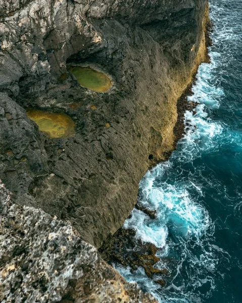 Belo tiro de uma formação de rocha na costa do mar — Fotografia de Stock