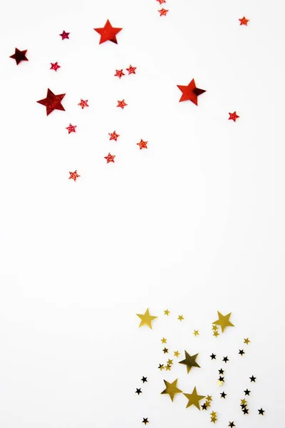 Μια Κάθετη Βολή Από Αστραφτερά Κόκκινα Και Κίτρινα Αστέρια Λευκό — Φωτογραφία Αρχείου