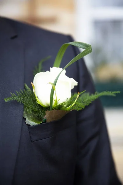 Вертикальный Селективный Снимок Белой Розы Зелеными Листьями Кармане Синего Костюма — стоковое фото