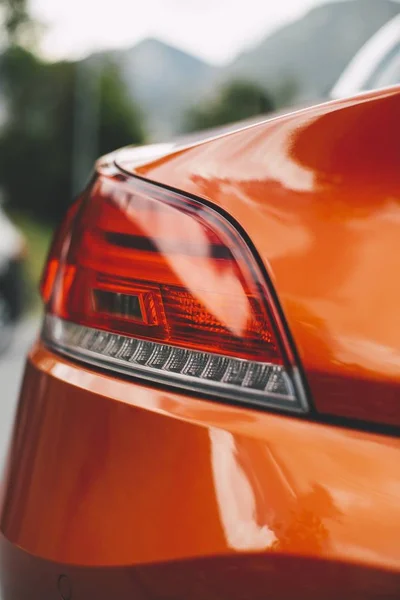 Een Selectieve Close Shot Van Een Achterlicht Van Een Oranje — Stockfoto