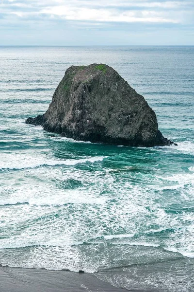 Kıyıya yakın suda güzel kaya oluşumları dikey çekim — Stok fotoğraf